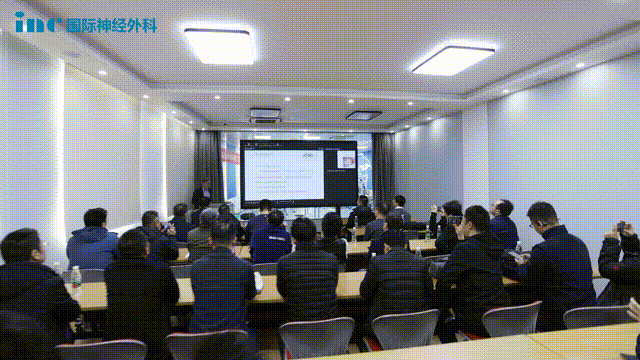 2023年11月26日，蘇州大學(xué)附屬四醫(yī)院，福教授受邀參會(huì)二屆獨(dú)墅醫(yī)幟顱腦解剖培訓(xùn)班暨蘇州市2023年繼續(xù)醫(yī)學(xué)教育項(xiàng)目“神經(jīng)解剖培訓(xùn)”會(huì)議，并參與揭牌“蘇州大學(xué)附屬獨(dú)墅湖醫(yī)院神經(jīng)外科臨床解剖實(shí)訓(xùn)基地”。同時(shí)，福教授還進(jìn)行神經(jīng)解剖培訓(xùn)課程，現(xiàn)場(chǎng)講解Kawase入路理論及解剖實(shí)操。