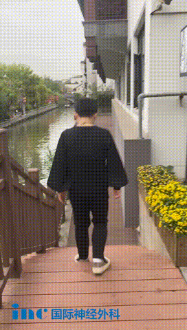 術(shù)后1年，膠質(zhì)瘤患者莫女士隨訪視頻中，四肢靈活、行動自如、充滿活力