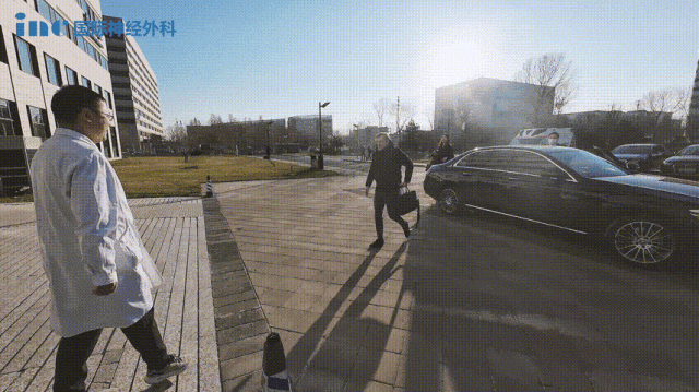 福教授乘車來到北京天壇醫(yī)院。下車后，他上前與等候在此的天壇醫(yī)院國際部的醫(yī)生們微笑握手問好，而后一同走進醫(yī)院，開始他忙碌而緊張的一日。