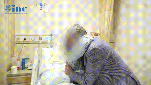 術后第2天巴教授查房時，柯女士滿懷感激得握住巴教授的手說道，”我一定要看看巴教授這雙神奇的大手，巴教授非常感謝你！“