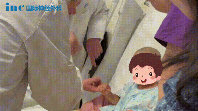 浩浩乖巧地坐在病床上，大大的眼睛充滿了好奇，“他是不是明天就要幫我做手術(shù)的？”