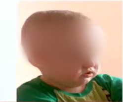2歲的他，本該在陽光下歡樂奔跑。