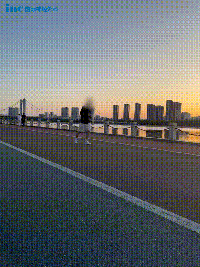 高難開(kāi)顱術(shù)后3個(gè)月：一湖夕陽(yáng)，在漸漸消逝的晚霞之下，我奔向新生